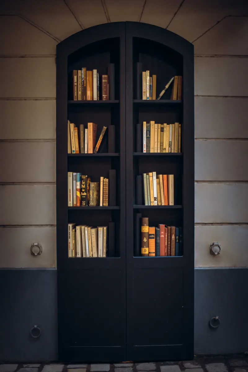 La bibliothèque fermée, invisible aux passants