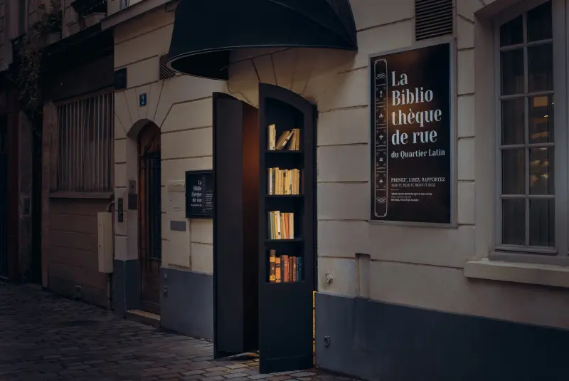 Entrée du Lieu Secret : la bibliothèque s'ouvre rue des Anglais