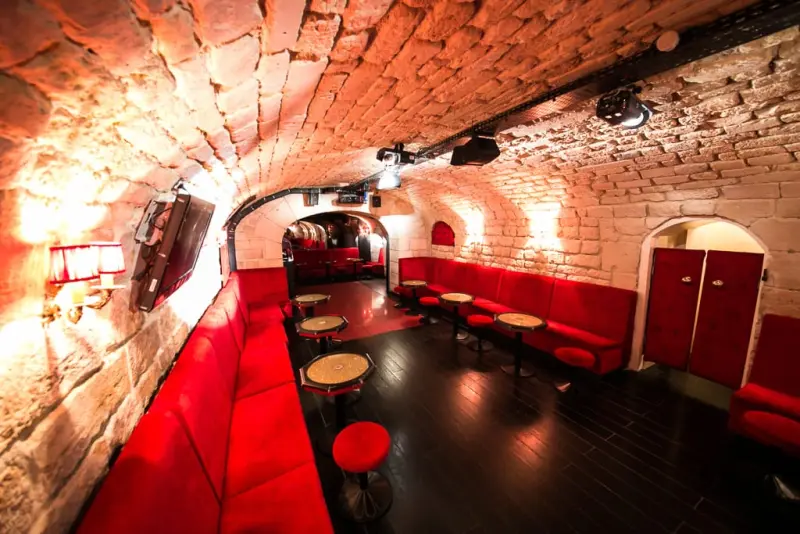 Espace anniversaire : grandes banquettes en U sous les voûtes
