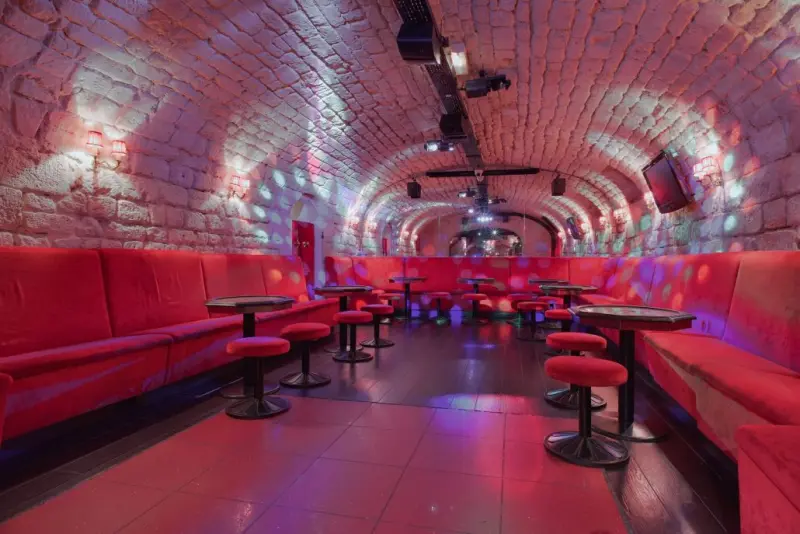 Le bar et le fond de salle