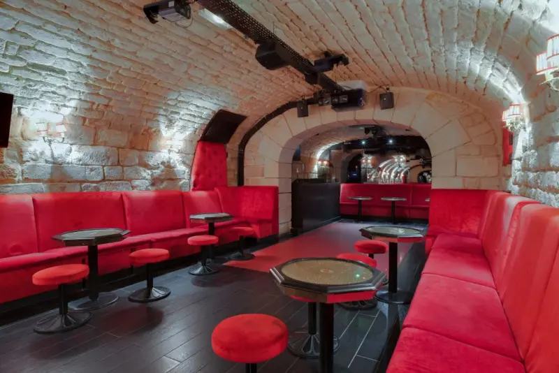 Le dancefloor sous voûtes en pierre éclairées